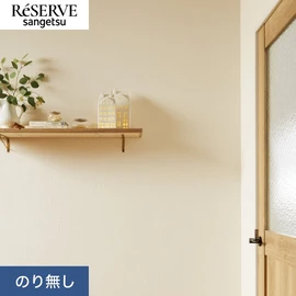 縦横に織り糸が走る織物の凹凸を出し立体的に仕上げた壁紙です。淡い色味で優しいナチュラル感があります