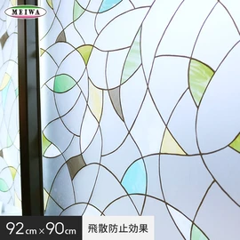水で貼ることができて繰り返し使える窓飾りシート。窓の目隠しや紫外線カット、飛散防止効果つきのガラスフィルムです