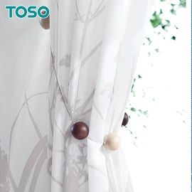TOSO「マグネットタッセルC」。カーテンを束ねるアクセサリー。磁石で留めるタイプで、壁に穴を開けずに使える1本入り