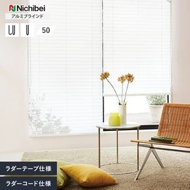 窓まわりの人気メーカーニチベイが製造するデザイン性に優れたブラインド。木部材とアルミスラットを組み合わせ、高い意匠性と軽量化を実現