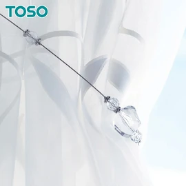 TOSO「ワイヤータッセルD65」。細身のワイヤーがスタイリッシュな印象。モダンなインテリアに合う1本入りカーテンアクセサリー