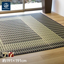 掛川織用の太い専用糸を縦に約95本使用し、約3cmの大きな折り目と約1cmの小さな折り目が交互に繰り返し織られたい草ラグ