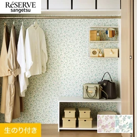 赤く描かれた花柄が壁いっぱいに散らばり、爽やかな空気感でお部屋を包み込みます