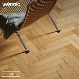 天然木の挽き板を使用したヘリンボーンフローリングです