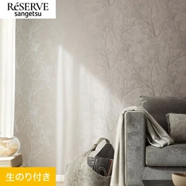 エッジの効いた木立ちのシルエットがパールで光る大胆なパターン。上質な落ち着きと個性の感じられる空間に