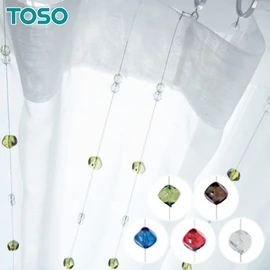 TOSO「ラインドロップA 100」。カーテンレールに掛けて飾るアクセサリー。縦のラインを強調し、窓辺をスタイリッシュに演出