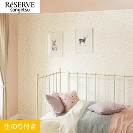 かわいらしいイメージのチェリー柄。パールづかいのベースに角度によってさりげなくドット柄が見える上品な仕上げです