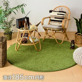 室内のお部屋にいながら、アウトドア気分を味わえる芝生風ラグ。裏面は滑り止め加工付き