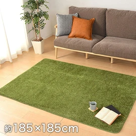 室内のお部屋にいながら、アウトドア気分を味わえる芝生風ラグ。裏面は滑り止め加工付き