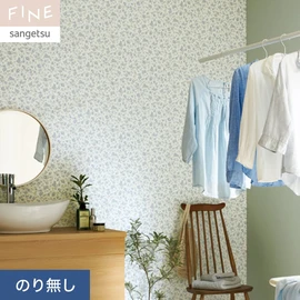 青く描かれた花柄が壁いっぱいに散らばり、爽やかな空気感でお部屋を包み込みます