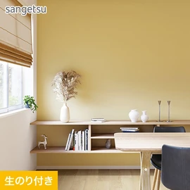 空間に彩りを添えるイエローの壁紙。撥水機能付きなので水まわりにもおすすめです