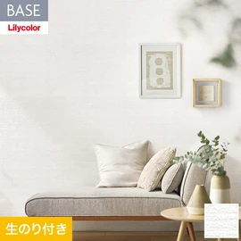 機能性とデザイン性が高く施工性にも優れたリリカラの壁紙「BASE」。くし引き仕上げ調の柄名「しつらえ」はナチュラルなインテリアとの相性も抜群