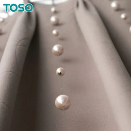 TOSO「ラインドロップP 100」。パール調のパーツが上品な輝きを放つ装飾アイテム。エレガントな窓辺作りに最適