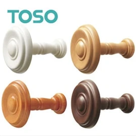 TOSO「カーテンホルダーA」。左右セットの1組2個入り。カーテンを掛けるだけで束ねられる、機能的で装飾性の高いホルダー