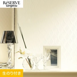シンプルで使いやすい、モールディング調の壁紙です。クラシックな雰囲気を演出します