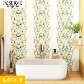 水彩タッチで描いた草花と鳥をストライプ状に構成しました。やさしい色合いが空間を彩ります