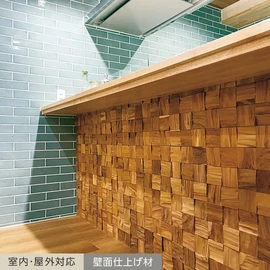 チークの古材を再利用した木材パネル。温かい空間にリフォーム！