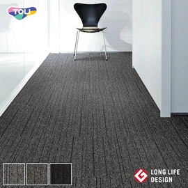 洗練されたピンストライプ柄。繊細な色変化のベース糸に溶け込むようなラインが印象的